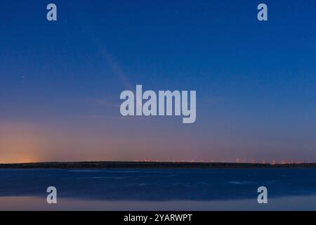 Komet Tsuchinshan-ATLAS DEU/Deutschland/Brandenburg/Lieske, 15.10.2024, der Komet Tsuchinshan-ATLAS ist am Abendhimmel ueber dem Sedlitzer See im Lausitzer Seenland in Brandenburg zu sehen. *** Komet Tsuchinshan ATLAS DEU Deutschland Brandenburg Lieske, 15 10 2024, der Komet Tsuchinshan ATLAS ist am Abendhimmel über dem Sedlitzer See im Lausitzer Seenland in Brandenburg AF IMG 70107.jpeg zu sehen Stockfoto