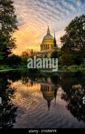 Saint Pauls Cathedral, London, spiegelt sich im ornamentalen Pool von Number One New Change bei Sonnenuntergang Stockfoto