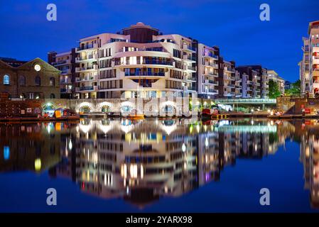 Nächtliche Reflexionen am Hafen von Porto im britischen Bristol Stockfoto