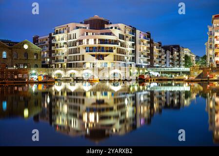 Nächtliche Reflexionen am Hafen von Porto im britischen Bristol Stockfoto