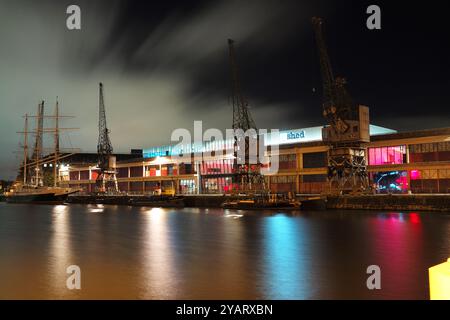 Historische Elektrokräne bei Nacht im schwimmenden Hafen in Bristol, Großbritannien Stockfoto