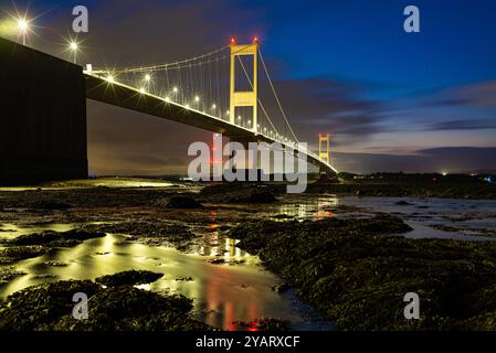 Die alte Severn-Brücke bei Nacht Stockfoto