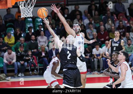 #2 Kuhse Tommy (Bertram Derthona Basket Tortona) und #97 Emanuel Cate (Baxi Manresa) während Bertram Derthona Basket gegen BAXI Manresa, Champions League Basketball Spiel in Casale, Italien, 15. Oktober 2024 Stockfoto