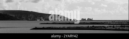 Blick hinunter auf den westlichen solent, vorbei an yarmouth und Fort Victoria und weiter zu den Needles Felsen und Leuchtturm Stockfoto