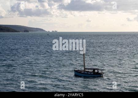 Blick hinunter auf den westlichen solent, vorbei an yarmouth und Fort Victoria und weiter zu den Needles Felsen und Leuchtturm Stockfoto