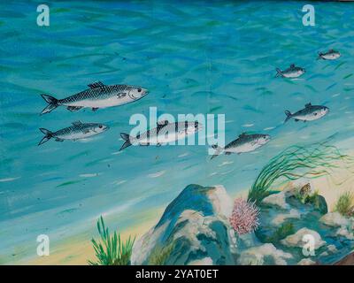Unterwasser mit Fischmotiven auf einer Betonwand Stockfoto