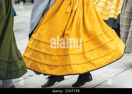 Frauen, die in der traditionellen Tracht Galiciens gekleidet sind, tanzen Volksmusik, Folklore-Veranstaltung Stockfoto