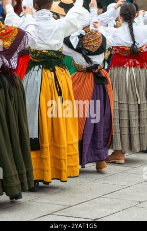 galizische Tanzgruppe in traditioneller Tracht während der kulturellen Solidaritätsveranstaltung Stockfoto