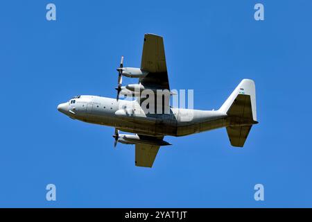 Eine schwedische Luftwaffe Lockheed C-130H Hercules, 847, startet die Royal International Air Tattoo 2024 bei der RAF Fairford in Gloucestershire, England Stockfoto