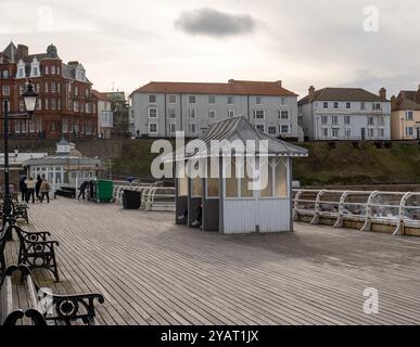 Hölzerner Unterstand auf dem Pier Stockfoto