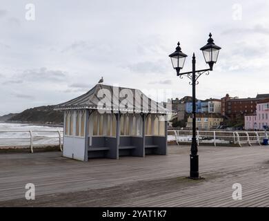 Hölzerner Unterstand auf dem Pier Stockfoto