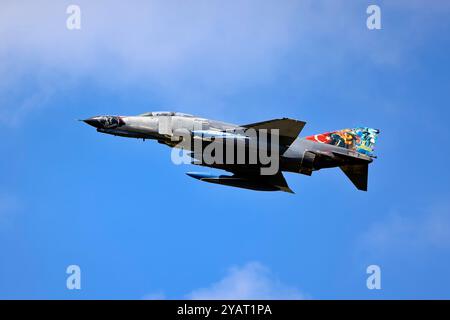 Eine türkische Luftwaffe McDonnell Douglas F-4E Phantom II, 73–1023, verlässt die 2024 RAF Fairford Royal International Air Tattoo in Gloucestershire, England Stockfoto