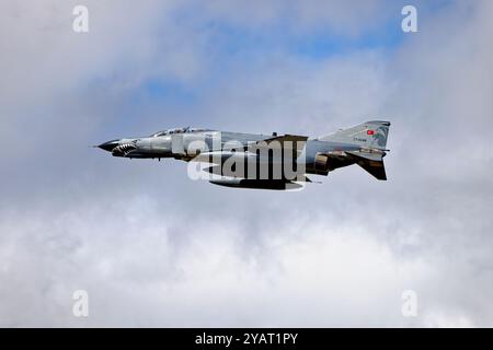 Eine türkische Luftwaffe McDonnell Douglas F-4E Phantom II, 77-0286, startet von der 2024 RAF Fairford, Royal International Air Tattoo, Gloucestershire, Großbritannien Stockfoto