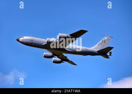 Eine USAF in Europa Boeing KC-135R Stratotanker, 59-1464-D, 100th ARW, 351st ARS, verlässt die RAF Fairford 2024 Royal International Air Tattoo Stockfoto