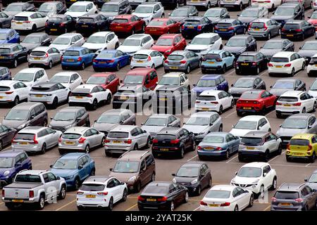 Ein schräger Panoramablick auf einen überlasteten Parkplatz voller stationärer Fahrzeuge, April 2024. Stockfoto