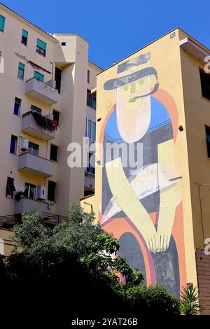 Ein vierstöckiges High-Street-Art-Bild mit dem Titel „Il Pescatore“ (der Fischer) von Agostino Lacurciorey in einem Wohnblock in Civitavecchia, Italien. Stockfoto