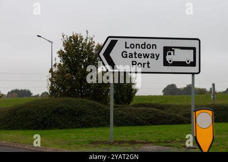 Schild London Gateway Port. Wegweiser für Lastwagen zum DP World London Gateway Hafen in Stanford le Hope, Essex, Großbritannien Stockfoto