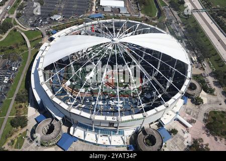 St. Petersburg, FL, USA. Oktober 2024. Aus der Vogelperspektive das Tropicana Field, Heimstadion der Tampa Bay Rays in St. Petersburg, Florida, nach dem Hurrikan Milton am 15. Oktober 2024. Quelle: Mpi34/Media Punch/Alamy Live News Stockfoto