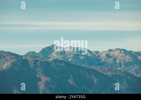 Alpenmassiv Vogel oberhalb des Bohinj-Sees im Frühherbst. Sichtbares Skigebiet in der hochalpinen Region der Julischen Alpen in slowenien. Stockfoto