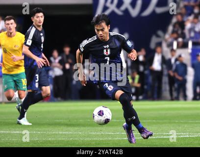 Saitama, Japan. Oktober 2024. Der Japans Kaoru Mitoma (R) trägt den Ball in der asiatischen Qualifikationsrunde der Fußball-Weltmeisterschaft 2026 gegen Australien im Saitama-Stadion 2002 in Saitama, Tokio, am Dienstag, den 15. Oktober 2024. Japan und Australien zogen das Spiel mit 1:1 aus. (Foto: Yoshio Tsunoda/AFLO) Stockfoto