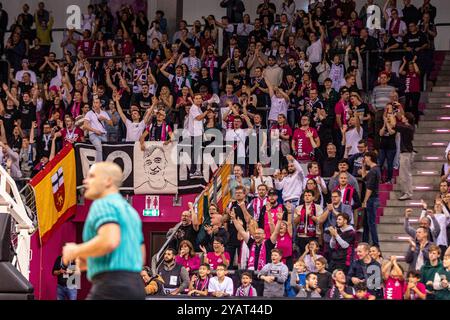 Bonn, Deutschland. Oktober 2024. Die Bonner-Fans bejubeln den Sieg gegen AEK Athen Telekom Baskets Bonn gegen AEK betsson Athen, Basketball, Champions League, 2. Spieltag Gruppenrunde, 2024/25, 15.10.2024 Foto: Eibner-Pressefoto/Gerhard Wingender Credit: dpa/Alamy Live News Stockfoto