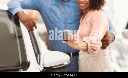 Unerkennbares Paar, Das Den Neuen Autoschlüssel In Der Händlerniederlassung, Panorama, Zeigt Stockfoto