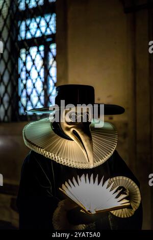 Venedig, Italien - 8. Februar 2024: Ein Mann in Tracht des Doktors der Pest während des Karnevals von Venedig, Italien Stockfoto