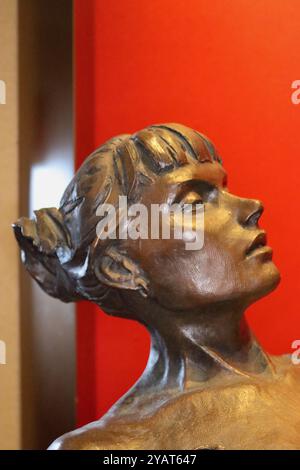 Detail Nahaufnahme der Tänzerin in Les Johnsons lebensgroßer Bronzeskulptur „Tango“ vor Carmens Tanzstätte an Bord der P&O’s Aurora. Stockfoto