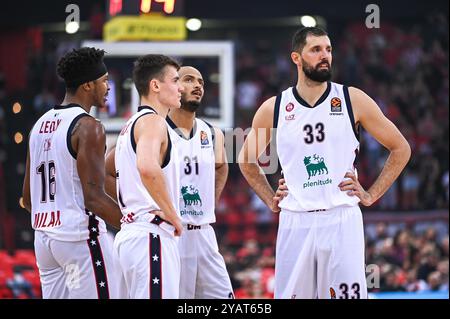 Piräus, Piräus, Griechenland. Oktober 2024. 33 NIKOLA MIROTIC, 16 ZACH LEDAY, 1 NENO DIMITRIJEVIC und 31 SHAVON SCHILDE der EA7 Emporio Armani Milan spielen während des dritten Runde-Spiels der Euroleague zwischen Olympiacos Piräus und EA7 Emporio Armani Milan am 15. Oktober 2024 in Piräus, Griechenland. (Kreditbild: © Stefanos Kyriazis/ZUMA Press Wire) NUR REDAKTIONELLE VERWENDUNG! Nicht für kommerzielle ZWECKE! Stockfoto