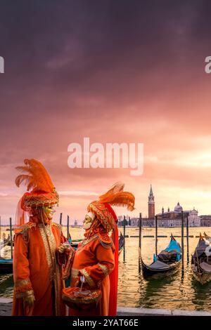 Venedig, Italien - 11. Februar 2024: 2 maskierte Menschen beim Karneval von Venedig in Italien Stockfoto