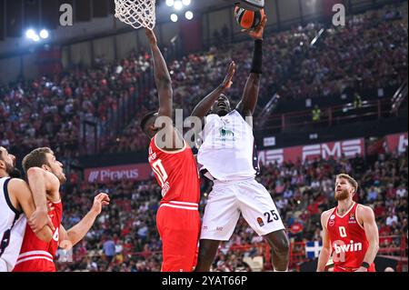 Piräus, Piräus, Griechenland. Oktober 2024. 25 OUSMANE DIOP der EA7 Emporio Armani Mailand tritt mit 10 MOUSTAPHA FALL von Olympiacos Piräus während der Euroliga an, Runde 3 Spiel zwischen Olympiacos Piräus und EA7 Emporio Armani Mailand im Friedens- und Freundschaftsstadion am 15. Oktober 2024 in Piräus, Griechenland. (Kreditbild: © Stefanos Kyriazis/ZUMA Press Wire) NUR REDAKTIONELLE VERWENDUNG! Nicht für kommerzielle ZWECKE! Stockfoto