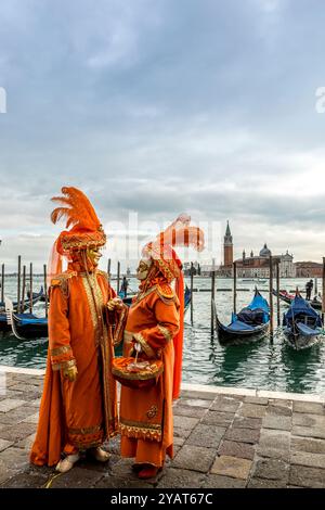 Venedig, Italien - 11. Februar 2024: 2 maskierte Menschen beim Karneval von Venedig in Italien Stockfoto