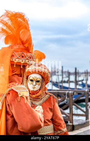 Venedig, Italien - 11. Februar 2024: 2 maskierte Menschen beim Karneval von Venedig in Italien Stockfoto