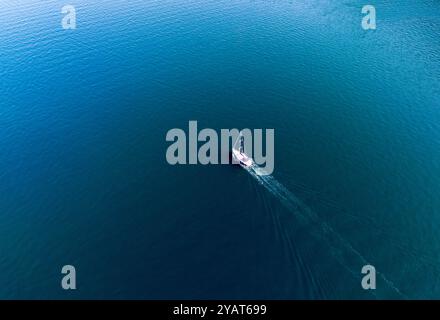 Yacht segelt auf dem Meer ohne Segel auf dem Motor. Blick von einer Drohne Stockfoto