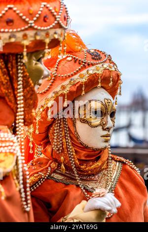 Venedig, Italien - 11. Februar 2024: 2 maskierte Menschen beim Karneval von Venedig in Italien Stockfoto