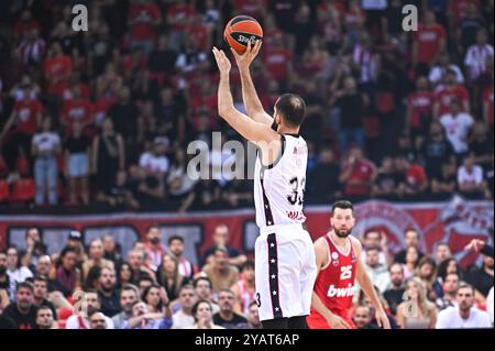 33 Nikola Mirotic von EA7 Emporio Armani Mailand spielt während des dritten Runde-Spiels zwischen Olympiacos Piräus und EA7 Emporio Armani Mailand am 15. Oktober 2024 im Friedens- und Freundschaftsstadion in Piräus, Griechenland. Stockfoto