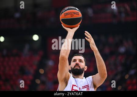 33 Nikola Mirotic von EA7 Emporio Armani Mailand spielt während des dritten Runde-Spiels zwischen Olympiacos Piräus und EA7 Emporio Armani Mailand am 15. Oktober 2024 im Friedens- und Freundschaftsstadion in Piräus, Griechenland. Stockfoto