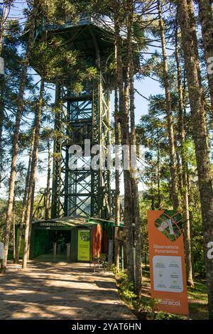 Canela, Brasilien - 15. Oktober 2024: Turm des Panorama-Observatoriums im Caracol Park in Canela, Süden Brasiliens Stockfoto