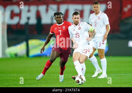 St. Gallen, Schweiz. Oktober 2024. St. Gallen, Schweiz, 15. Oktober 2024: Breel Embolo (7 Schweiz) und Pierre-Emile Hojbjerg (Dänemark, 23) kämpfen um den Ball (Duell) während der UEFA Nations League Ein Fußballspiel der Gruppe A4 zwischen der Schweiz und Dänemark im kybunpark in St. Gallen, Schweiz. (Daniela Porcelli/SPP) Credit: SPP Sport Press Photo. /Alamy Live News Stockfoto