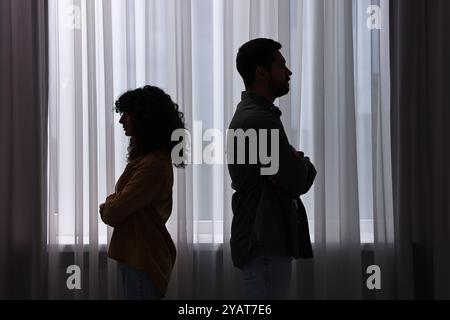 Ein Paar streitet nachts drinnen. Beziehungsprobleme Stockfoto