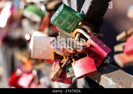 Farbenfrohe Love Locks auf dem Metallgestell symbolisieren dauerhafte Liebe Stockfoto