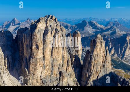 Sass Pordoi Felsenklippe auf dem Hochplateau in den Dolomiten. Hochgebirgige Felsenlandschaft in der Höhe in den Alpi Dolomiti Stockfoto