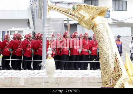 Bangkok, Thailand. Oktober 2024. Thailändische Ruderer bereiten sich vor der königlichen Barge-Prozession vor. Die Probenzeremonie vor der königlichen Barge-Prozession findet am 27. Oktober auf dem Chao Phraya River statt, um dem buddhistischen Mönch die Königliche Kathedrale oder die Gewänder zu überreichen. Quelle: SOPA Images Limited/Alamy Live News Stockfoto