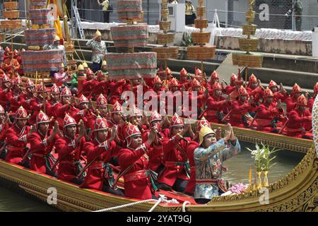 Bangkok, Thailand. Oktober 2024. Thailändische Ruderer beten vor einem königlichen Lastkahn vor der königlichen Barge-Prozession. Die Probenzeremonie vor der königlichen Barge-Prozession findet am 27. Oktober auf dem Chao Phraya River statt, um dem buddhistischen Mönch die Königliche Kathedrale oder die Gewänder zu überreichen. Quelle: SOPA Images Limited/Alamy Live News Stockfoto