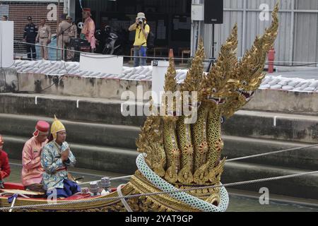 Bangkok, Thailand. Oktober 2024. Thailändische Ruderer beten vor einem königlichen Lastkahn vor der königlichen Barge-Prozession. Die Probenzeremonie vor der königlichen Barge-Prozession findet am 27. Oktober auf dem Chao Phraya River statt, um dem buddhistischen Mönch die Königliche Kathedrale oder die Gewänder zu überreichen. Quelle: SOPA Images Limited/Alamy Live News Stockfoto