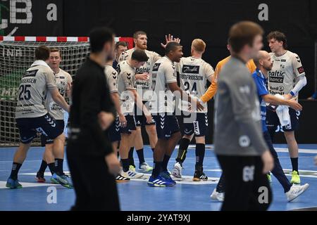 Karvina, Tschechische Republik. Oktober 2024. Handballspieler der SG Flensburg-Handewitt feiern den Sieg nach dem Spiel der Herren-Handball-Liga Gruppe G 2. Runde: Karvina gegen Flensburg in Karvina, Tschechien, 15. Oktober 2024. Quelle: Jaroslav Ozana/CTK Photo/Alamy Live News Stockfoto