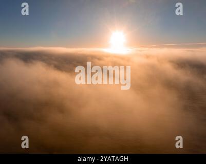 Blick aus der Vogelperspektive auf den sonnigen Himmel und die Wolken über der Gegend von San Francisco Stockfoto
