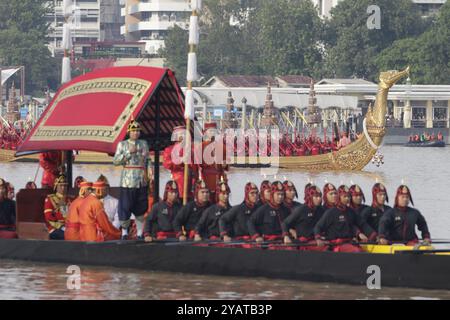 Bangkok, Thailand. Oktober 2024. Die thailändischen Ruderer rudern während der königlichen Barge-Prozession königliche Lastkähne. Die Probenzeremonie vor der königlichen Barge-Prozession findet am 27. Oktober auf dem Chao Phraya River statt, um dem buddhistischen Mönch die Königliche Kathedrale oder die Gewänder zu überreichen. (Foto: Chaiwat Subprasom/SOPA Images/SIPA USA) Credit: SIPA USA/Alamy Live News Stockfoto