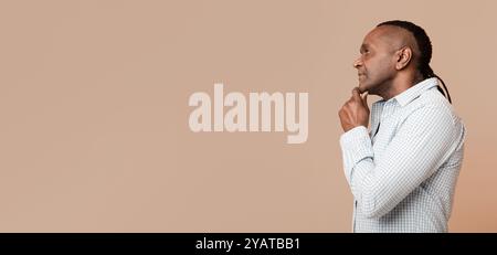 Nachdenkliche mittleren Alters afroamerikanischen Mann Profil Porträt Stockfoto