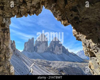 Drei Zinnen von Lavaredo, von einer Höhle aus gesehen, Dolomiten, Südtirol, Italien Stockfoto